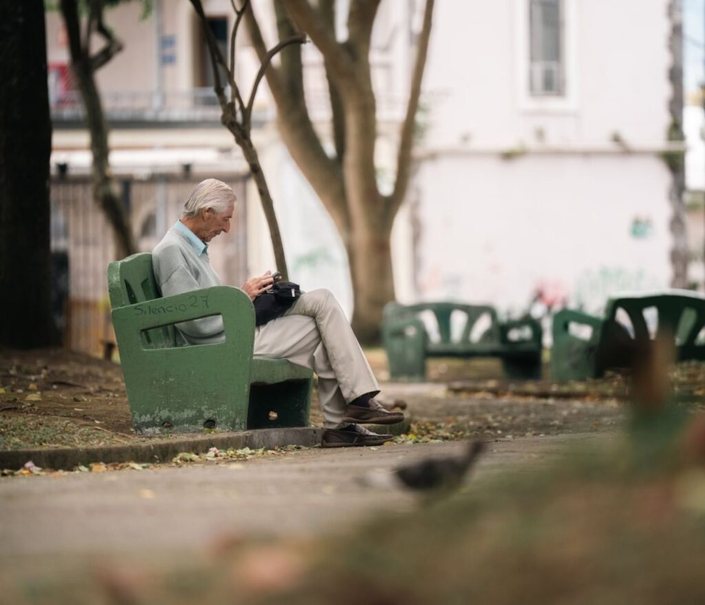 Reconversion numérique senior sans diplôme : le pari gagnant Gérard 2 Reconversion numérique senior sans diplôme : le pari gagnant Gérard