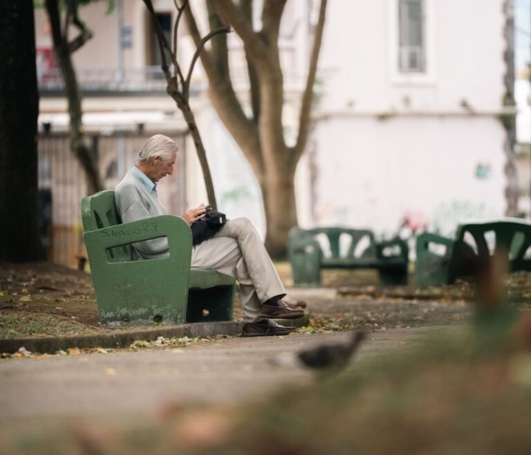Reconversion numérique senior sans diplôme : le pari gagnant Gérard 3 Reconversion numérique senior sans diplôme : le pari gagnant Gérard